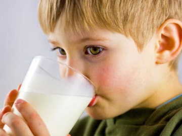 Νέα μελέτη καταρρίπτει τα δεδομένα για την κατανάλωση γάλακτος στα παιδιά