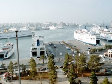 Στο λιμάνι του Πειραιά επέστρεψε λόγω βλάβης το πλοίο «Ιονίς»