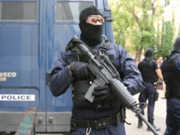 Καλάσνικοφ, αυτόματο και πιστόλια βρέθηκαν στην κατοχή των συλληφθέντων από την Αντιτρομοκρατική σε κλεμμένο ΙΧ στην Αγία Παρασκευή