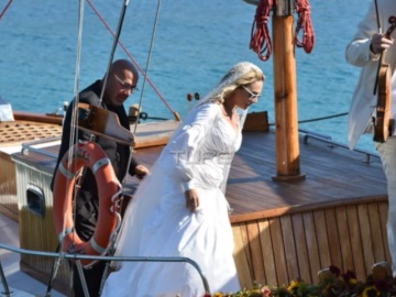 Ελεωνόρα Ζουγανέλη - Σπύρος Δημητρίου: Παραδοσιακός γάμος με καΐκι στις Σπέτσες 