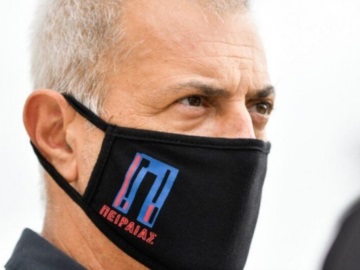 Γιάννης Μώραλης: Ο δήμαρχος που έκανε μόδα τις αντί-covid μάσκες