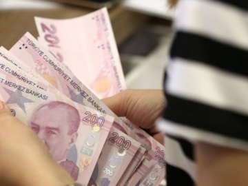 Η τουρκική λίρα υποχώρησε σήμερα στο ιστορικά χαμηλό επίπεδο των 8 λιρών ανά δολάριο