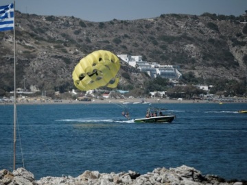 Σοκ στη Ρόδο από το θάνατο δύο ανηλίκων που έκαναν parasailing 
