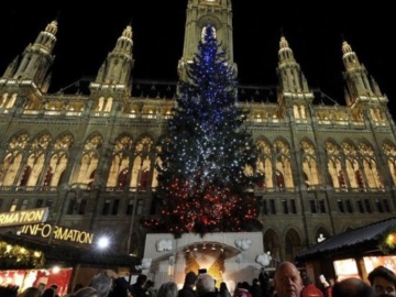Δύο τεράστια χριστουγεννιάτικα δένδρα σε κεντρικά σημεία της Βιέννης ως σημάδια ειρήνης και “μερικής κανονικότητας
