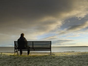 Η μοναξιά είναι μεγαλύτερη στους 25άρηδες και μικρότερη στους 60άρηδες, σύμφωνα με έρευνα