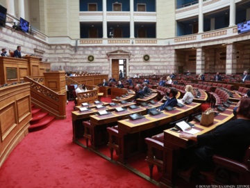 LIVE: O Μητσοτάκης ενημερώνει τη Βουλή για τον κορονοϊό - Θα ακολουθήσουν οι ομιλίες των αρχηγών των κομμάτων 