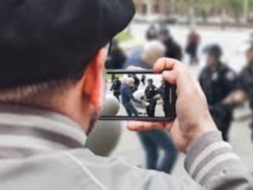 Εγκρίθηκε στη Γαλλία ο νόμος που απαγορεύει τη φωτογράφιση αστυνομικών