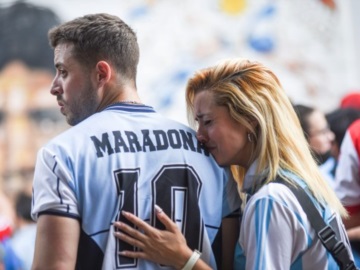 Ο λαός της Αργεντινής συρρέει για να αποχαιρετίσει τον Μαραντόνα - Ζωντανή εικόνα από το Μπουένος Άιρες 