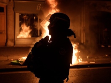 Γαλλία: Έντονες αντιδράσεις από τη βίαιη σύλληψη ενός μαύρου από αστυνομικούς
