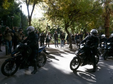 Περισσότερες από 100 προσαγωγές στο κέντρο της Αθήνας, λόγω της απαγόρευσης συναθροίσεων