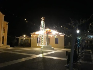 Αίγινα: Μια χριστουγεννιάτικη πλατεία στην Κυψέλη