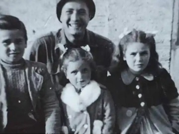 «Ciao bambini!» Αμερικανός πρώην στρατιώτης βρήκε 76 χρόνια μετά τα τρία παιδιά που παραλίγο να σκοτώσει στον Β&#39; Παγκόσμιο Πόλεμο