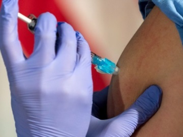 Covid-19: 1 στους 4 ανθρώπους στον κόσμο ενδέχεται να μην έχει εμβολιαστεί πριν από το 2022