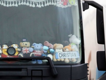 Βρετανία: Χριστούγεννα στα φορτηγά για χιλιάδες αποκλεισμένους οδηγούς (pics)