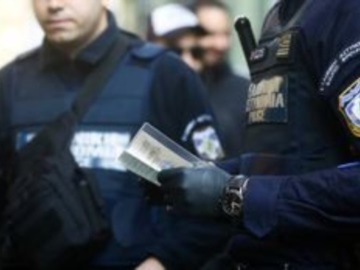 Έφοδοι της ΕΛ.ΑΣ σε τέσσερα σπίτια για πάρτι και τζόγο, με 12 συλλήψεις