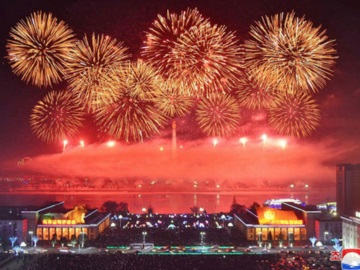 Βόρεια Κορέα: Συναυλία και σόου πυροτεχνημάτων για την Πρωτοχρονιά με χιλιάδες συγκεντρωμένους (βίντεο)