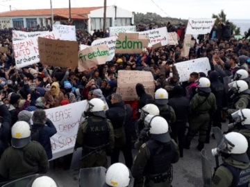 Ένταση στη Λέσβο μεταξύ αιτούντων άσυλο και αστυνομίας