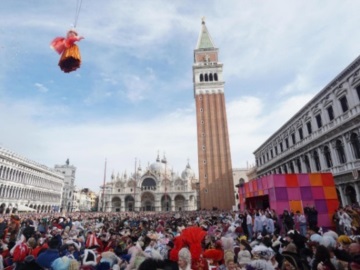 Το «πέταγμα του Αγγέλου» στο καρναβάλι της Βενετίας