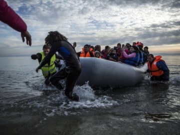 Περισσότεροι από 300 πρόσφυγες και μετανάστες έφτασαν σε ελληνικά νησιά το τελευταίο 24ωρο
