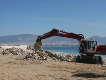 Καθαρισμός της παραλίας Φρεαττύδας από μικτά συνεργεία του Δήμου Πειραιά