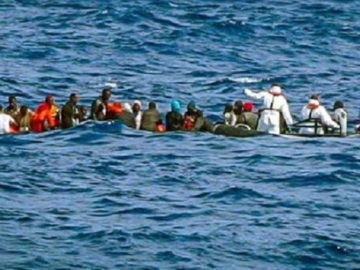 Ακυβέρνητη πλαστική βάρκα με 27 Αφρικανούς σε θάλασσα με 8 μποφόρ -Σώθηκαν από πλοίο του Πολεμικού Ναυτικού