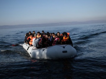 Επιχείρηση διάσωσης προσφύγων και μεταναστών στη Μυτιλήνη - Ένα παιδί πνίγηκε 