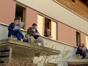Γερμανοί πολίτες τραγουδούν το «Bella Ciao» στις ταράτσες σε ένδειξη αλληλεγγύης στην Ιταλία