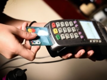Αυξάνεται το όριο για ανέπαφες συναλλαγές με κάρτες