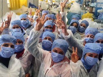 Εργάτες στη Τυνησία κλείστηκαν οικειοθελώς σε εργοστάσιο για να φτιάχνουν μάσκες