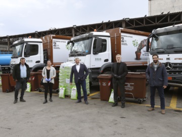 Περιφέρεια Αττικής: Παράδοση 5 απορριμματοφόρων και 600 κάδων οργανικών αποβλήτων στο Δήμο Πειραιά