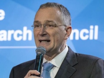 Παραιτήθηκε ο επικεφαλής επιστήμονας της ΕΕ «άκρως απογοητευμένος» λόγω κορονοϊού