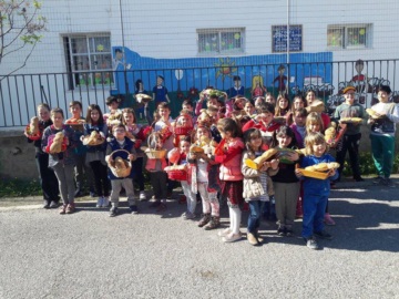 Τα παιδιά της Αίγινας συνεχίζουν τα έθιμα της ημέρας του Λαζάρου