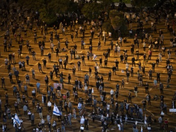 Τηρώντας τις αποστάσεις διαδήλωσαν χιλιάδες εναντίον του Νετανιάχου στο Ισραήλ 