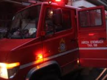 Υπό έλεγχο τέθηκε η φωτιά σε εγκαταλειμμένο κτήριο στο κέντρο της Αθήνας