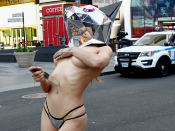 Κορωνοϊός - Νέα Υόρκη: Νοσοκόμα αποβάλλει το στρες με γυμνή artist φωτογραφία στην Times Square