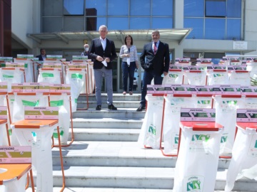 Περιφέρεια Αττικής: Παράδοση κάδων εσωτερικής ανακύκλωσης στους Δήμους Περιστερίου και Ιλίου