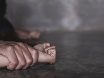Ομαδικός βιασμός 19χρονης στην Σαλαμίνα: «Την άκουσαν να φωνάζει αλλά δεν τη βοήθησε κανείς»