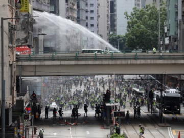 Πεδίο μάχης το Χόνγκ Κονγκ: Δακρυγόνα, αντλίες νερού και οδοφράγματα (pics, video)