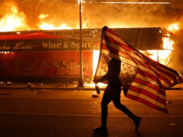 «Δεν μπορώ να ανασάνω»: Καίγεται η Μινεάπολη, εξαπλώνονται στις ΗΠΑ τα επεισόδια για τη δολοφονία του Τζορτζ Φλόιντ 