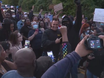 Σερίφης από το Μίτσιγκαν ενώνει τη φωνή του με τους διαδηλωτές (βίντεο)
