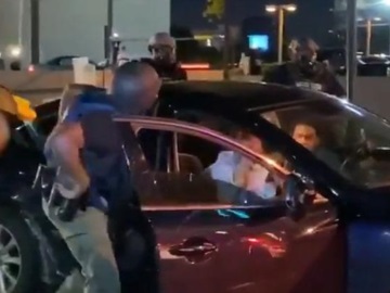 Νέο περιστατικό αστυνομικής βίας στις ΗΠΑ: Χρησιμοποίησαν τέιζερ σε ζευγάρι στην Ατλάντα (βίντεο)