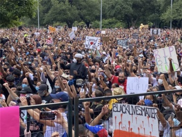 Μαζικές οι διαδηλώσεις στις ΗΠΑ - Αδιαφορούν οι διαδηλωτές για την απαγόρευση κυκλοφορίας - Στην Ουάσινγκτον 1.600 στρατιώτες