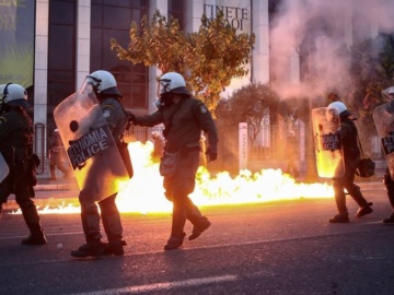Επεισόδια έξω από την πρεσβεία των ΗΠΑ στην Αθήνα μετά την ολοκλήρωση της πορείας για τον Τζόρτζ Φλόιντ (βίντεο) 
