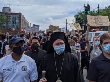 Ο αρχιεπίσκοπος Ελπιδοφόρος διαδηλώνει κατά του ρατσισμού και της αδικίας