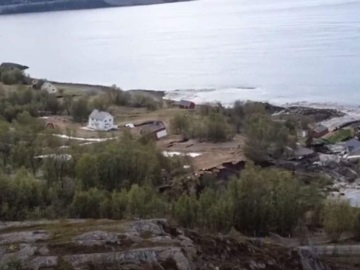 Απίστευτο «τσουνάμι» λάσπης σπρώχνει σπίτια στη θάλασσα στη Νορβηγία (βίντεο)