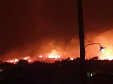 Ζάκυνθος: Ανεξέλεγκτη η πυρκαγιά στις Μαριές- Οι φλόγες απείλησαν το χωριό