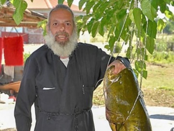 Απίστευτο! Ιερέας έπιασε γιγαντιαίο ψάρι στον Πηνειό ποταμό 