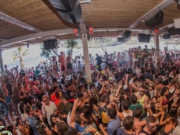 Μύκονος: Δίμηνο λουκέτο και 20.000 ευρώ πρόστιμο σε beach bar λόγω συνωστισμού – Σαρωτικοί έλεγχοι για τον κορονοϊό