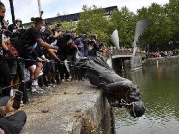 Βρετανία: Διαδηλωτές γκρέμισαν και &quot;έπνιξαν&quot; στα νερά του Μπρίστολ άγαλμα δουλεμπόρου (βίντεο)