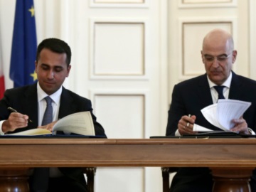 Υπεγράφη η ιστορική συμφωνία οριοθέτησης ΑΟΖ μεταξύ Ελλάδας-Ιταλίας (βίντεο)
